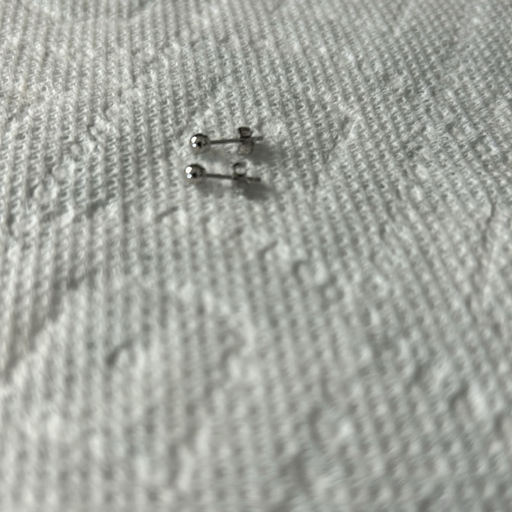 Ordina 14k white gold, 3mm stud earrings. New, never worn: excellent! - Picture 6 of 6